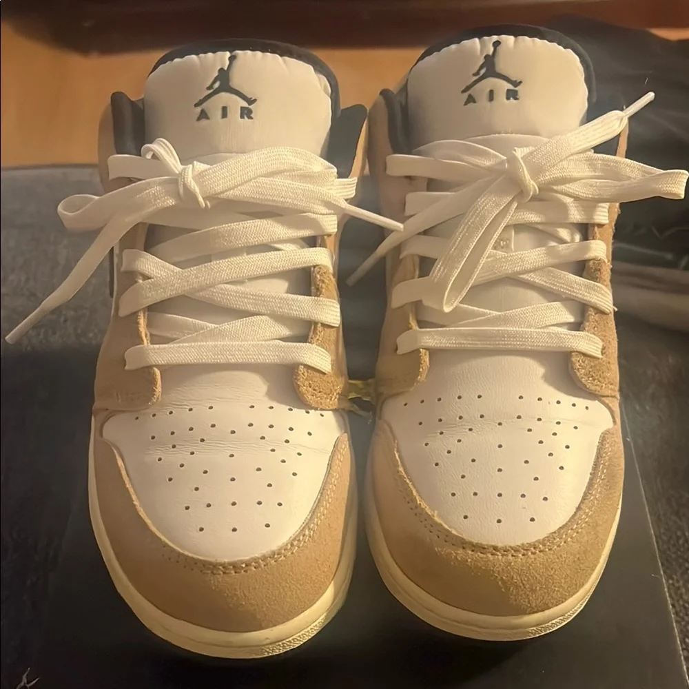 Back To School Jordan Kids' Low-Top Sneakers in White and Tan